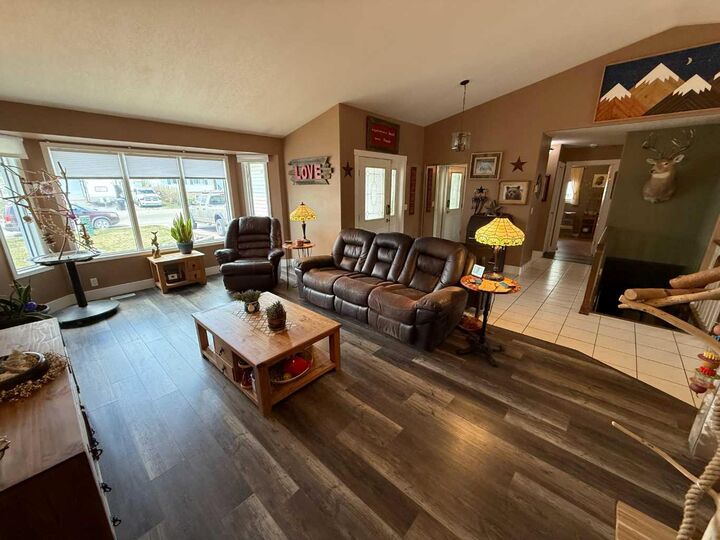 Property Photo:  428 Collinge Road  AB T7V 1L1 