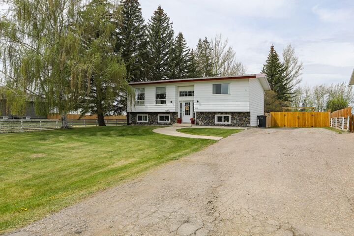 Property Photo:  264 S 3 Street W  AB T0K 1J0 