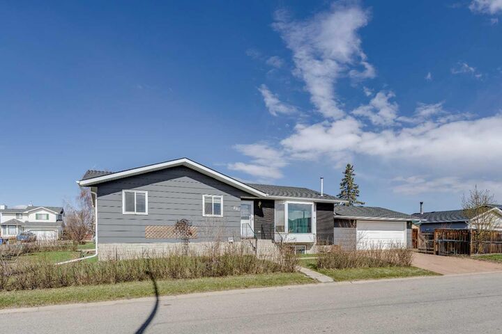 Property Photo:  201 Southridge Place  AB T0M 0W0 