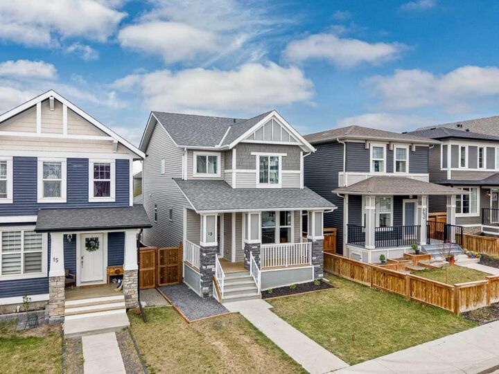 Property Photo:  19 Heritage Rise  AB T4C 2R4 