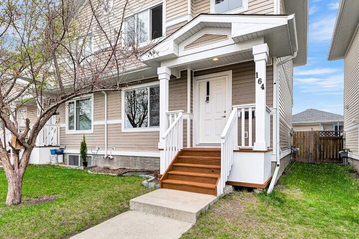 Property Photo:  164 Bridleridge Gardens SW  AB T2Y 4L4 