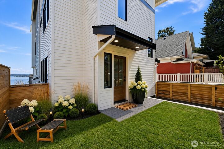 Property Photo: 909 32nd Avenue S B WA 98144