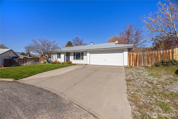 Property Photo:  928  Selkirk Place  WA 98812 