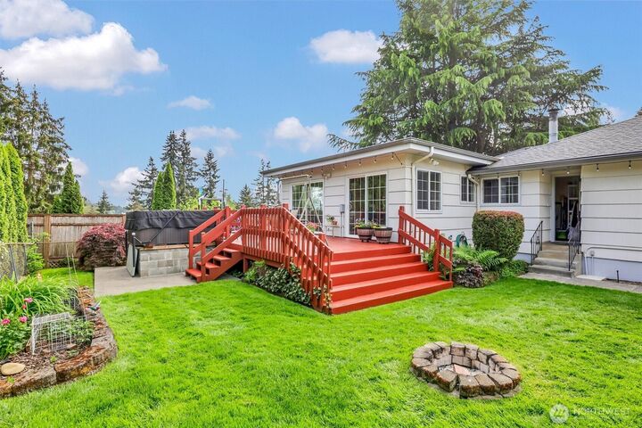 Property Photo:  602 N 16th Avenue  WA 98626 