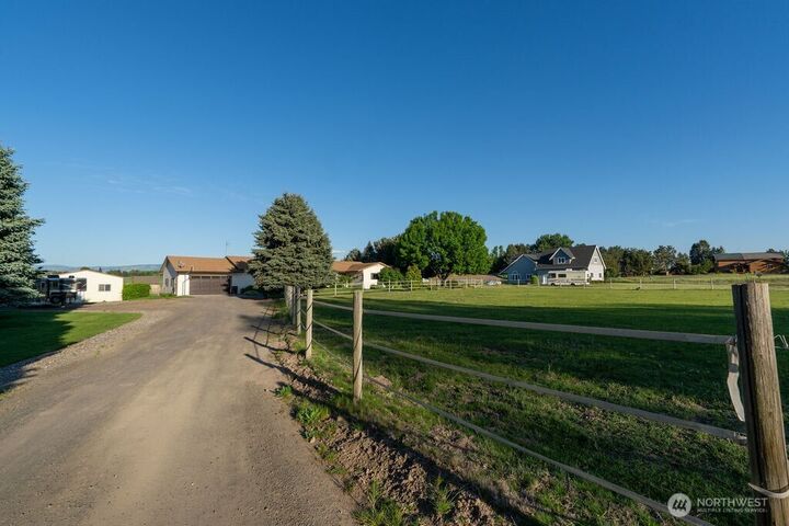 Property Photo:  94  Country Way  WA 99362 