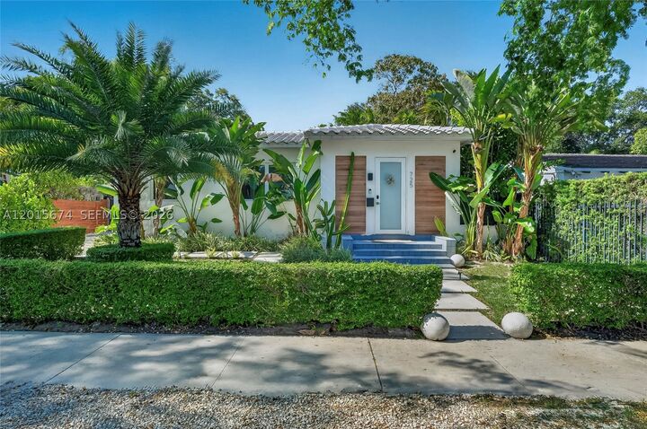 Property Photo:  725 NE 81st St  FL 33138 