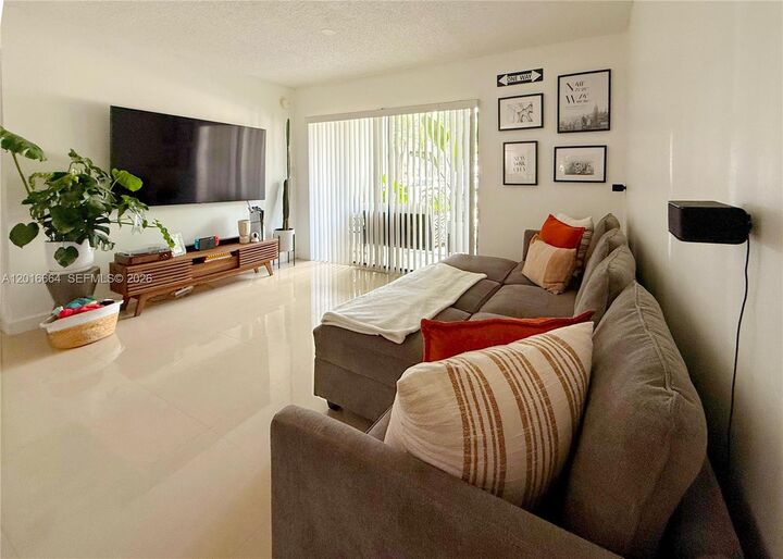 Property Photo:  530 S Park Rd 12-11  FL 33021 