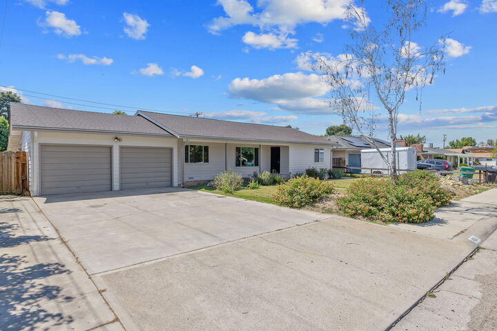 Property Photo:  461 N Cottage Street  CA 93257 
