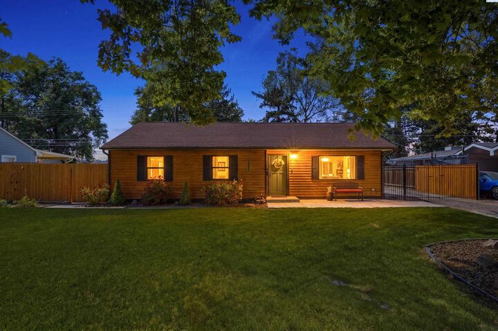 Property Photo:  1323 Cottonwood Dr  WA 99354 