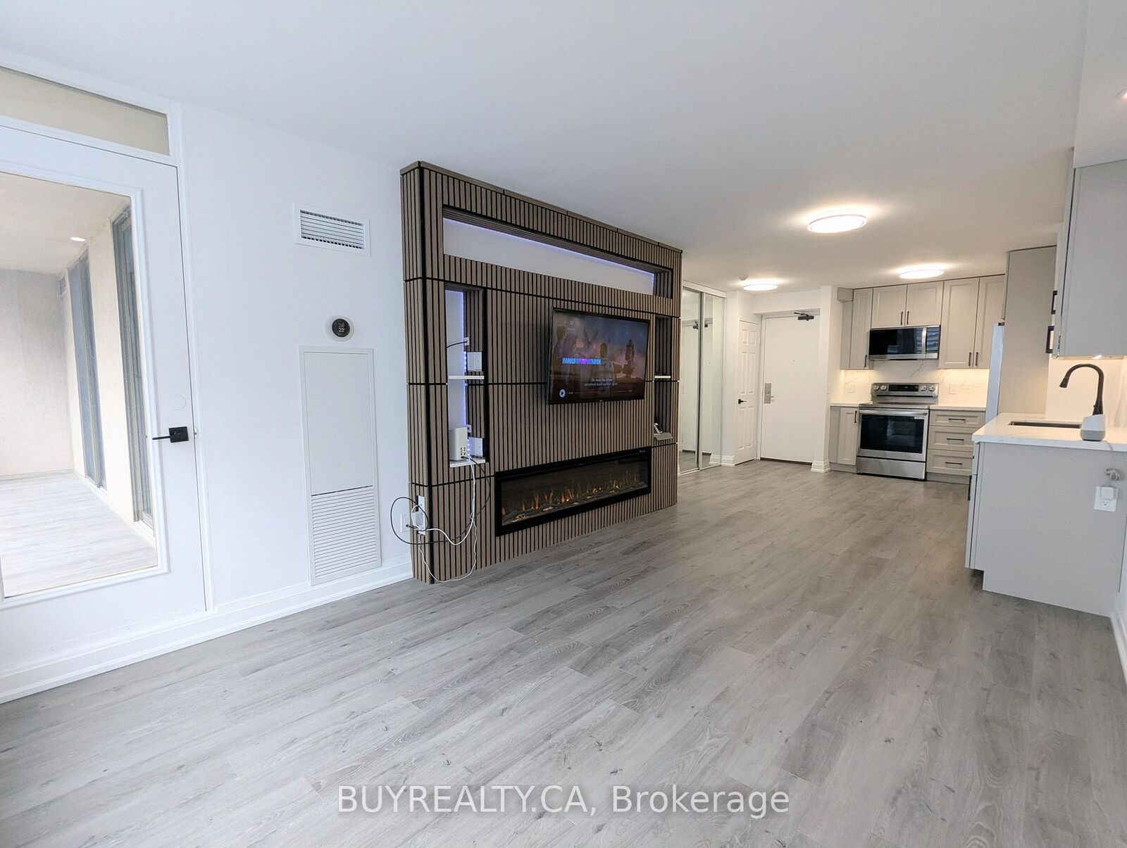 Property Photo: 256 Doris Avenue 1603 ON M2N 6X8