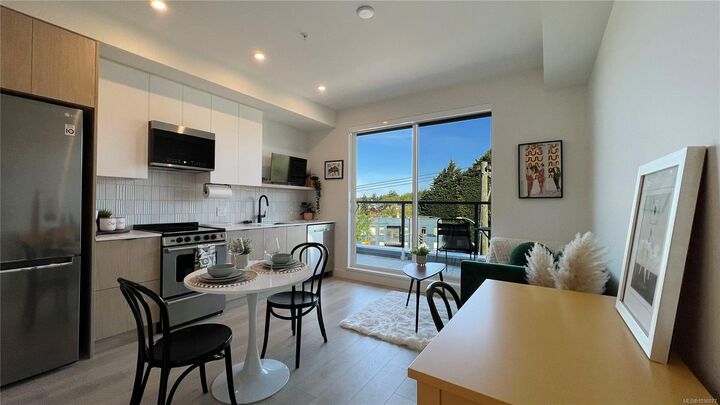 Property Photo:  1301 Hillside Ave 404  BC V8T 2B3 