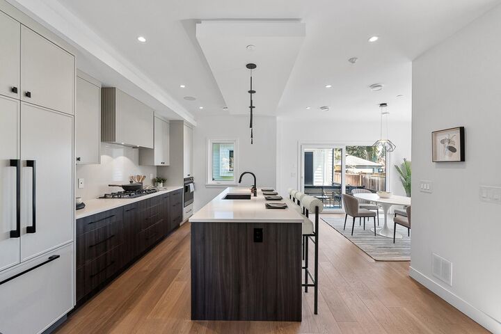 Property Photo:  1860 Moore Avenue 4  BC V5B 4N3 