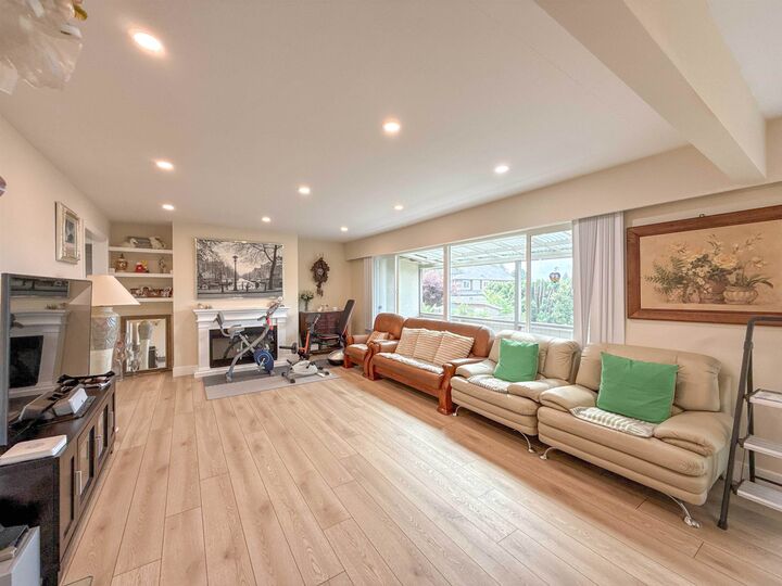 Property Photo:  652 Shaw Avenue  BC V3K 2R6 