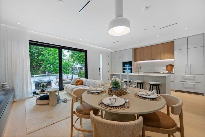 Property Photo:  2926 W 12th Avenue 1  BC V6K 2R3 