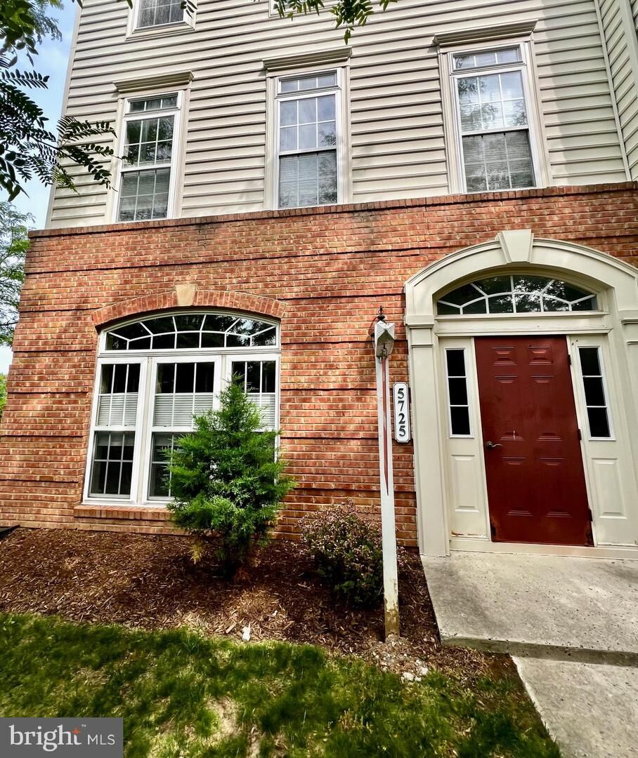 Property Photo:  5725 Callcott Way B  VA 22312 