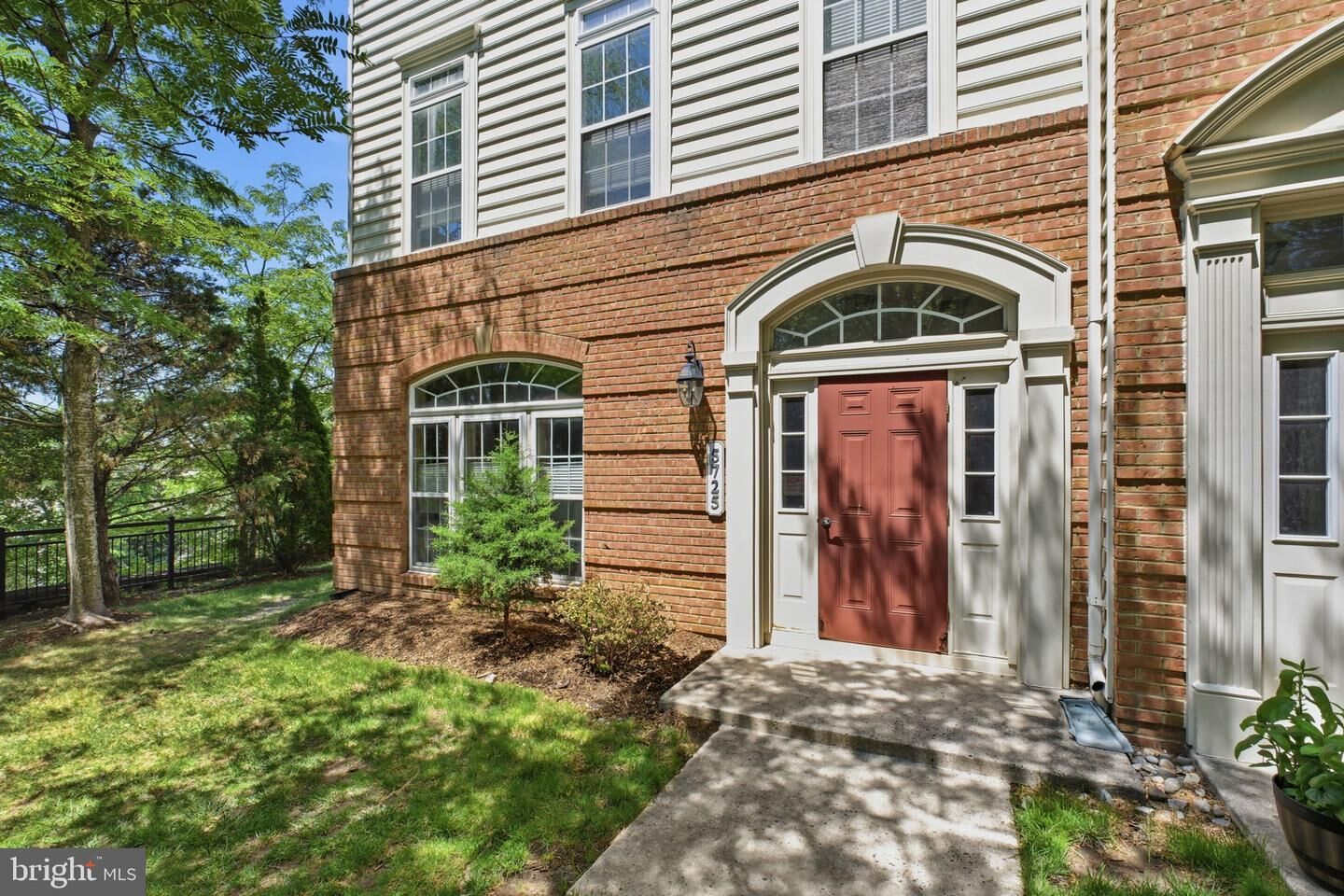 Property Photo: 5725 Callcott Way B VA 22312