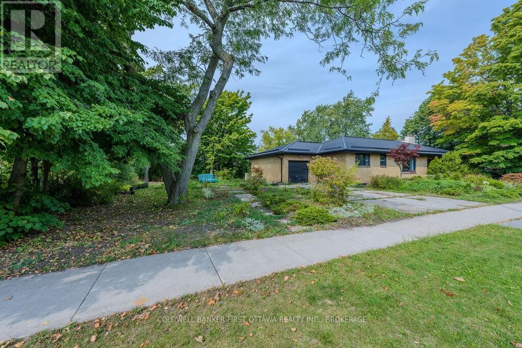 Property Photo:  10 Brant Avenue  ON K7K 4V1 