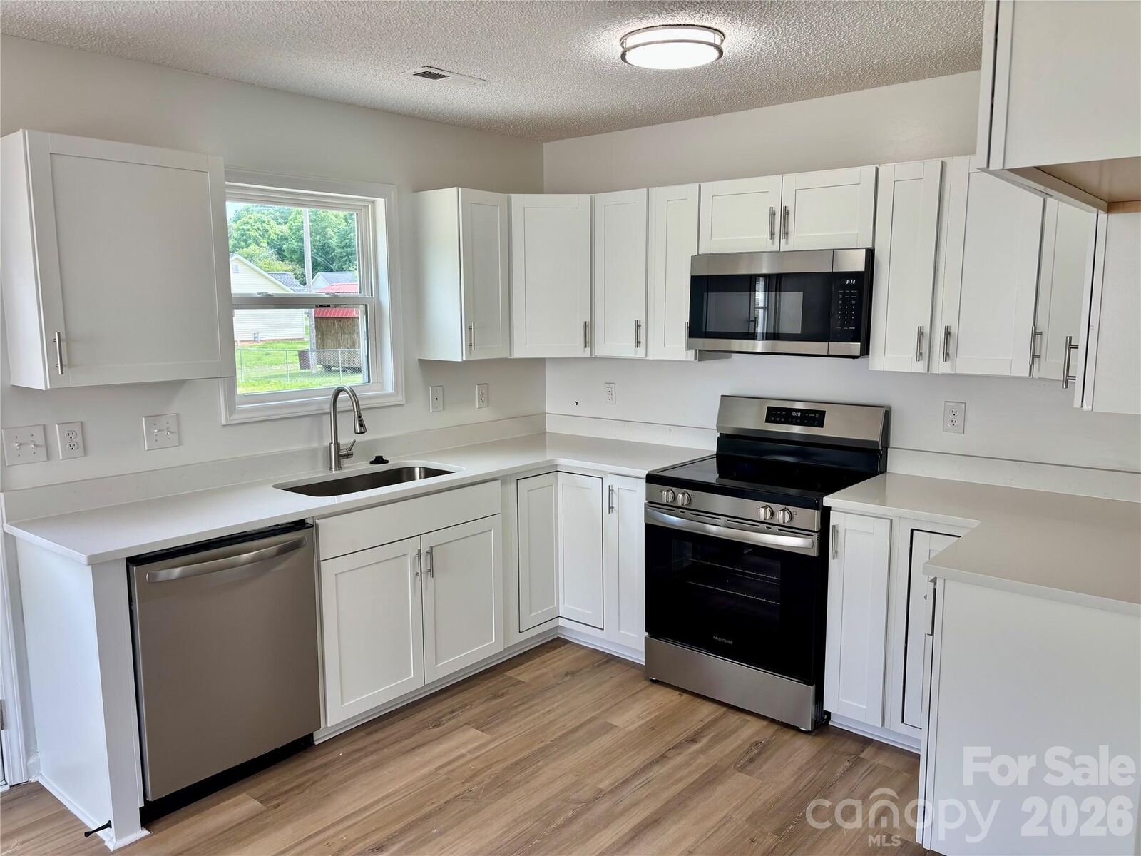 Property Photo: 1002 Crescent Way NC 28174