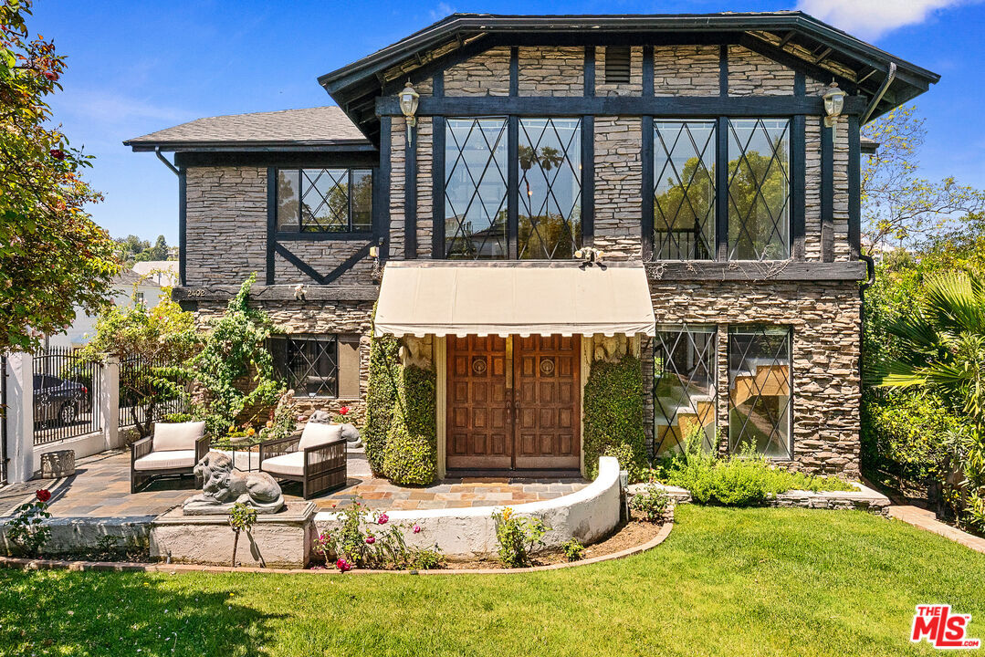 Property Photo: 2402 Hollyridge Dr CA 90068