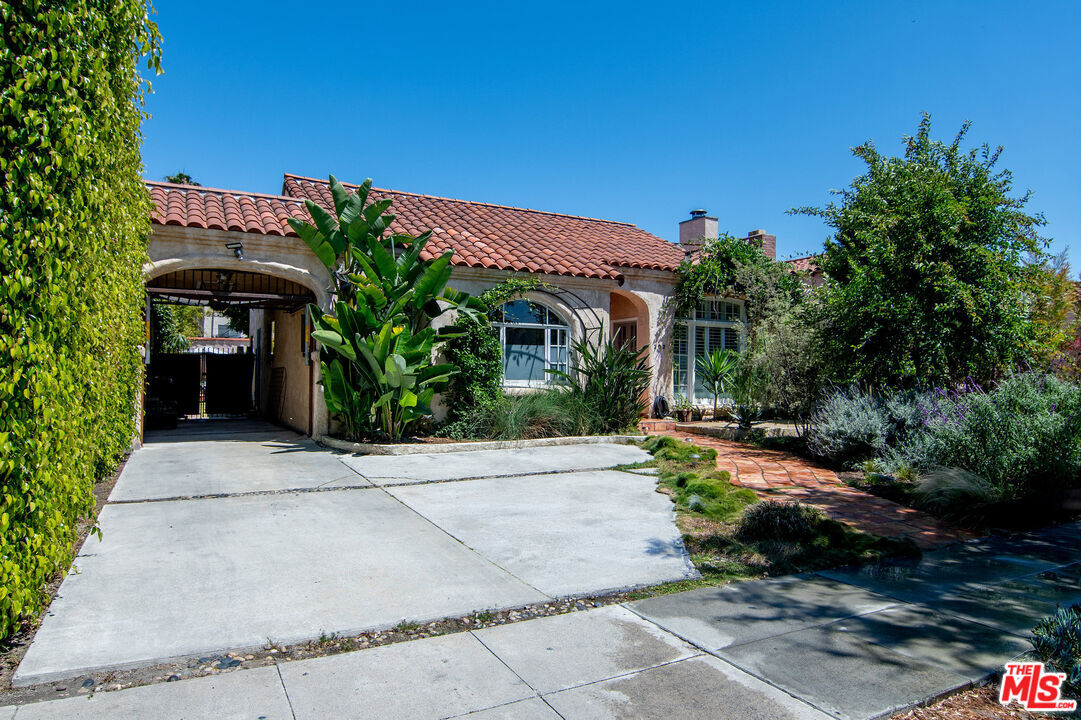 Property Photo:  202 S Hamel Dr  CA 90211 