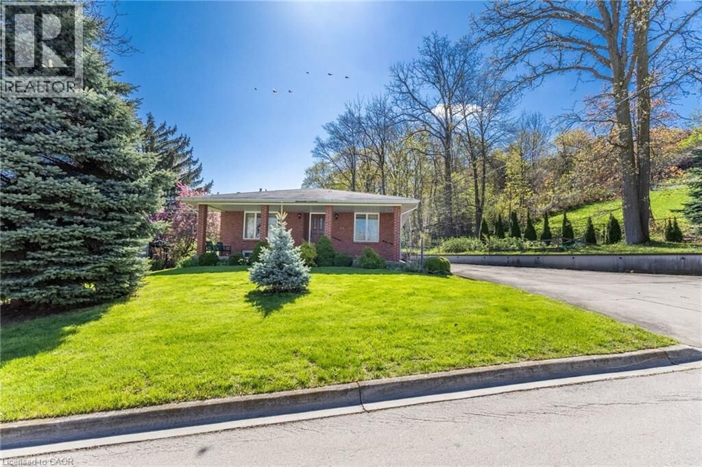 Property Photo:  84 Homeside Avenue  ON L8G 3H1 
