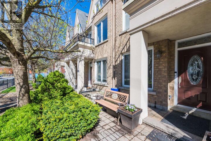 Property Photo:  140 Bathurst Street Th8  ON M5V 3N8 
