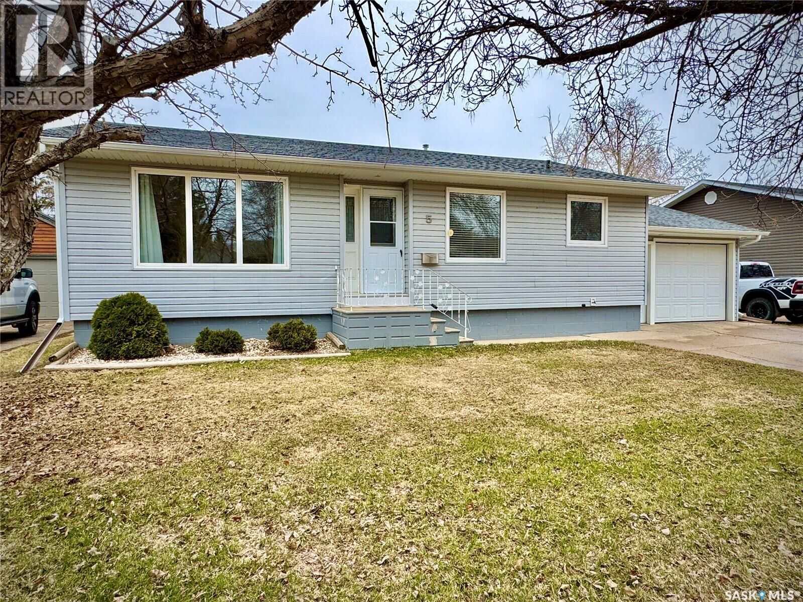 Property Photo:  5 Crestwood Crescent  SK S3N 2P2 