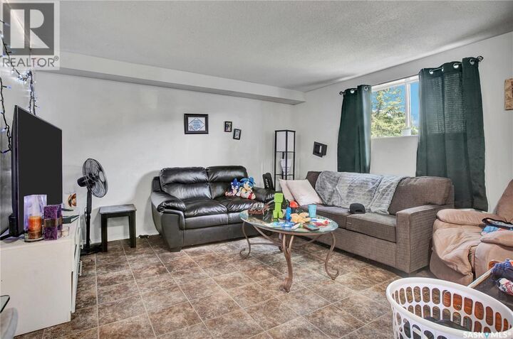 Property Photo:  327 S Avenue S  SK S7M 3A1 