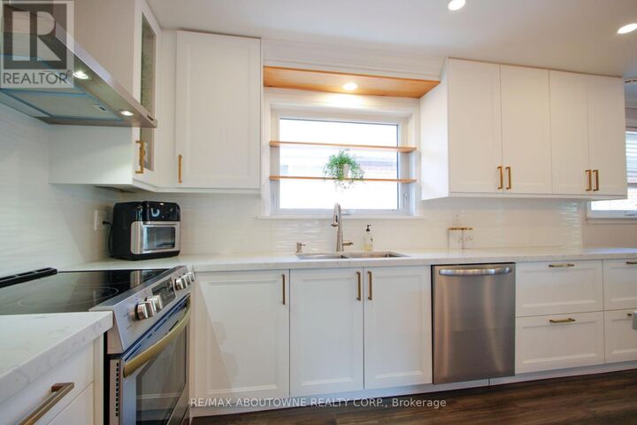 Property Photo:  3302 Cardross Road  ON L4X 2N2 