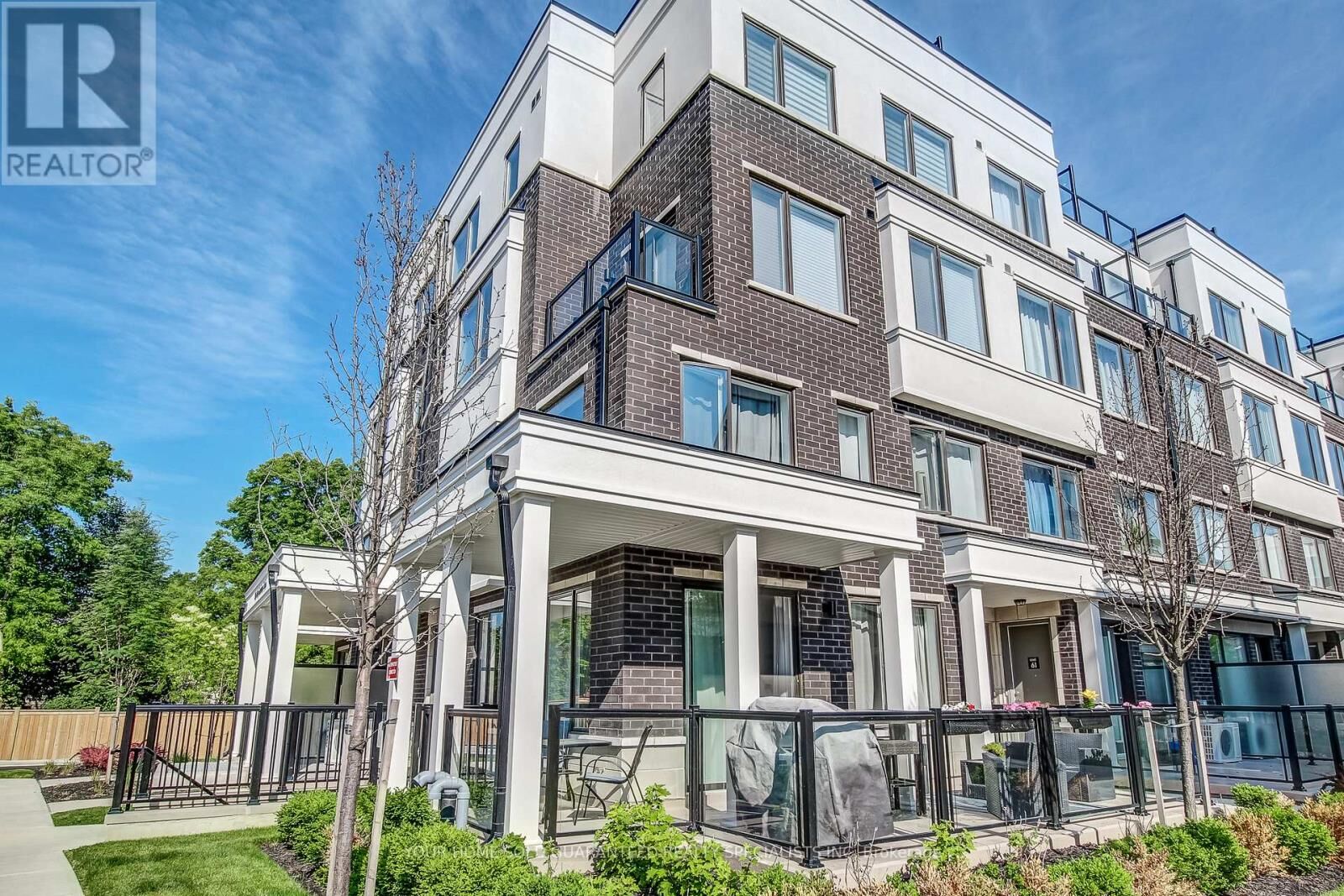 Property Photo:  300 Alex Gardner Circle 64  ON L4G 3G5 