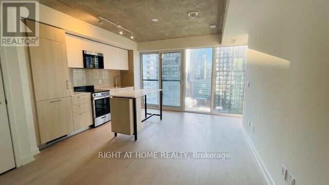 Property Photo:  65 Mutual Street 1905  ON M5B 0E5 