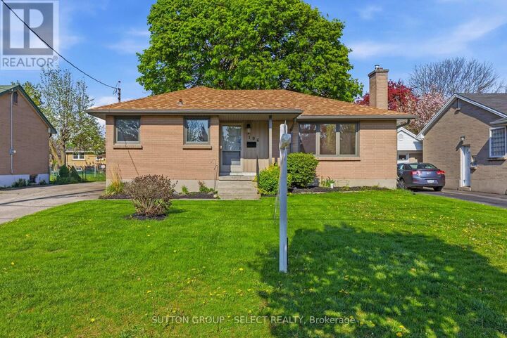 Property Photo:  196 Dawn Drive  ON N5W 4X1 