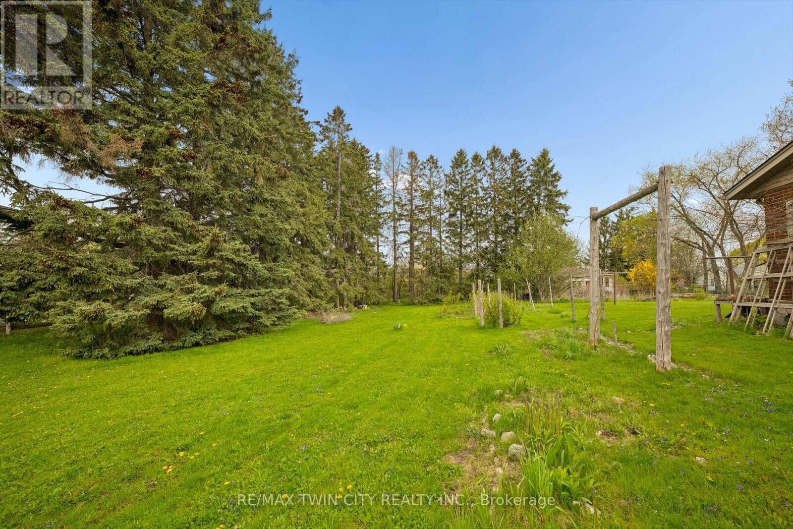 Property Photo:  142 Carson Drive  ON N2B 2Z2 