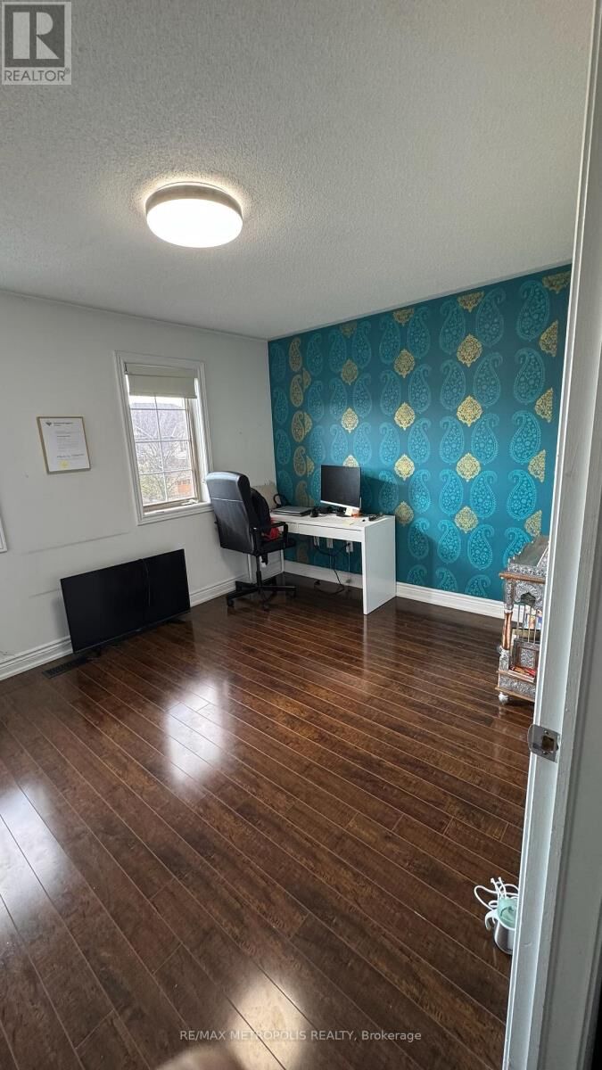 Property Photo:  24 Viceroy Crescent Main  ON L7A 1V6 