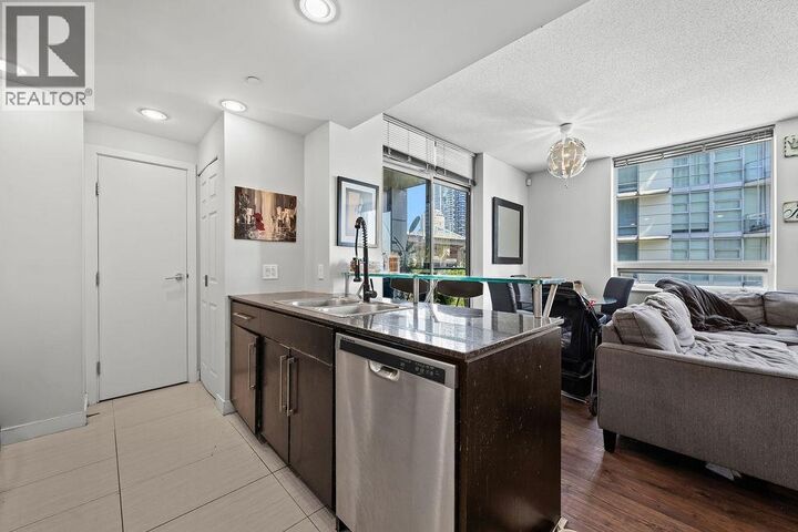 Property Photo:  633 Kinghorne Mews 806  BC V6Z 3H3 