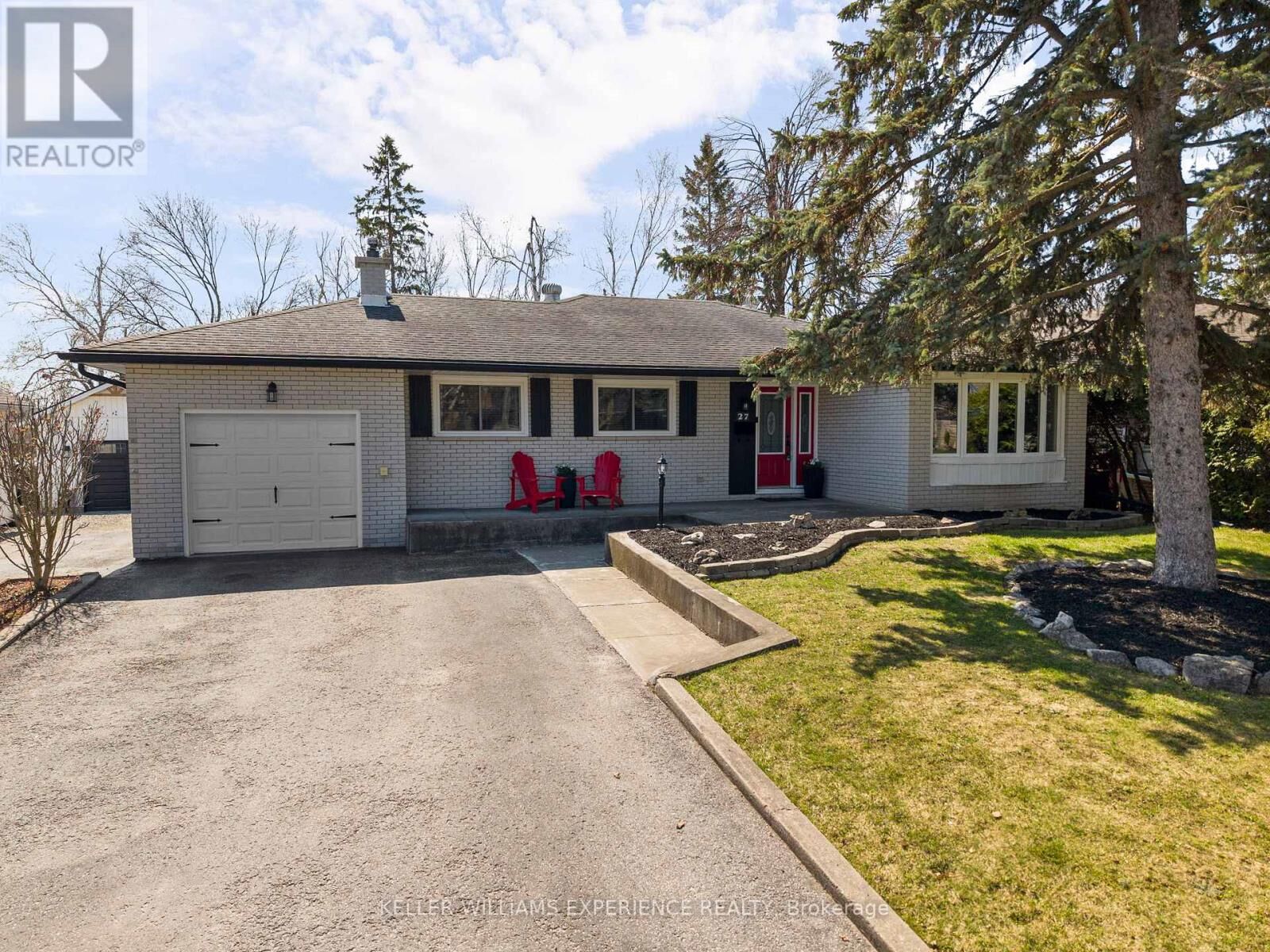 Property Photo:  27 Ottaway Avenue  ON L4M 2W6 