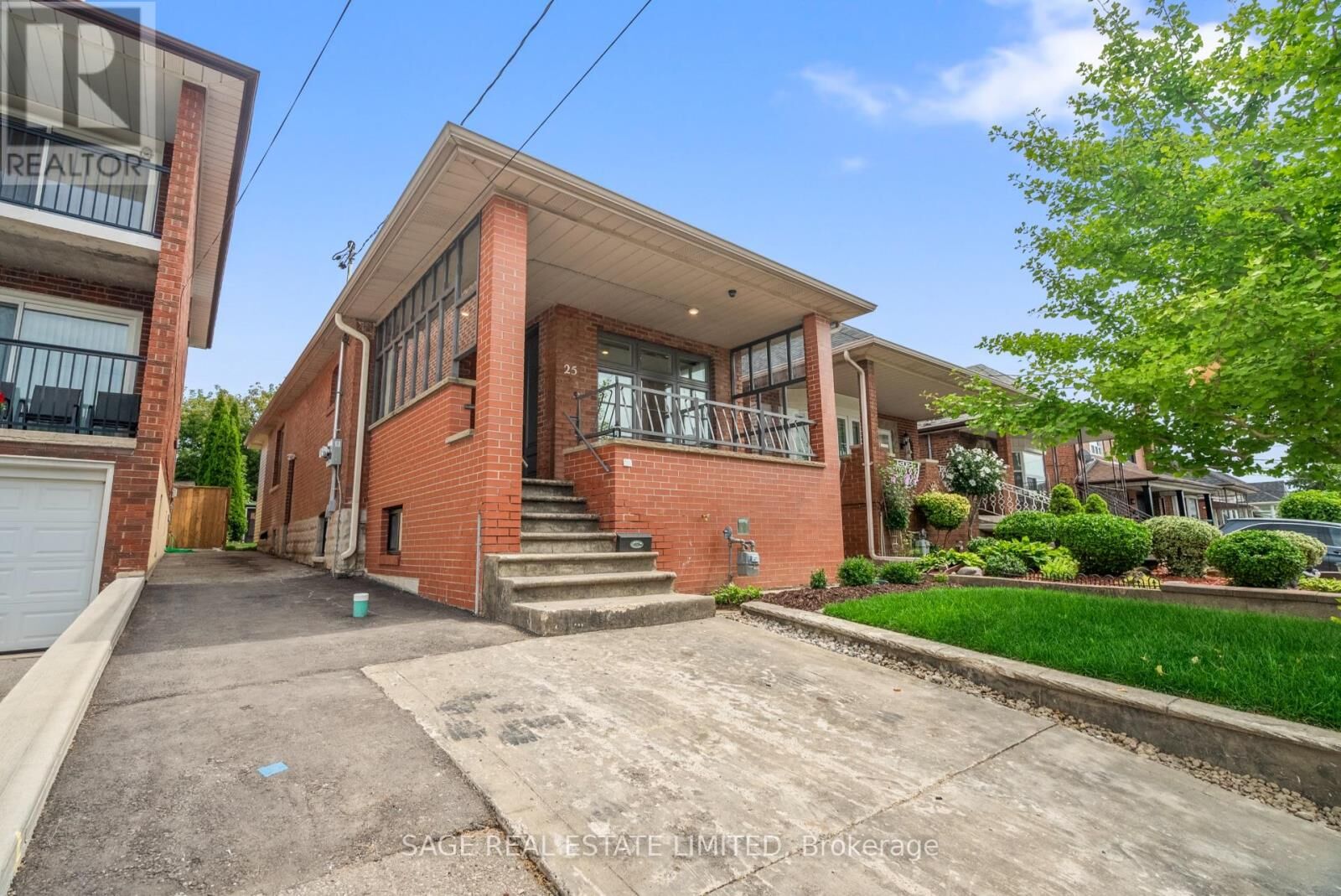 Property Photo:  25 Chamberlain Avenue  ON M6E 4J7 