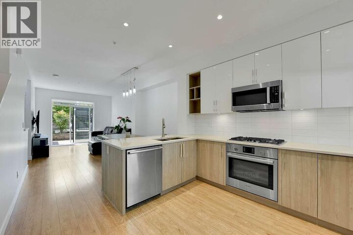 Property Photo:  7039 Macpherson Avenue 6  BC V5J 4N4 