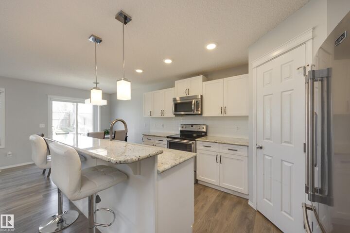 Property Photo:  927 Ebbers Crescent NW  AB T5Y 3V1 