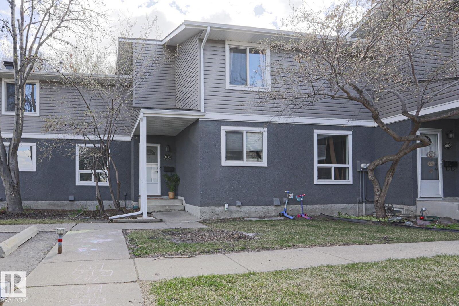 Property Photo:  600 Lakewood Road NW  AB T6K 3Y1 