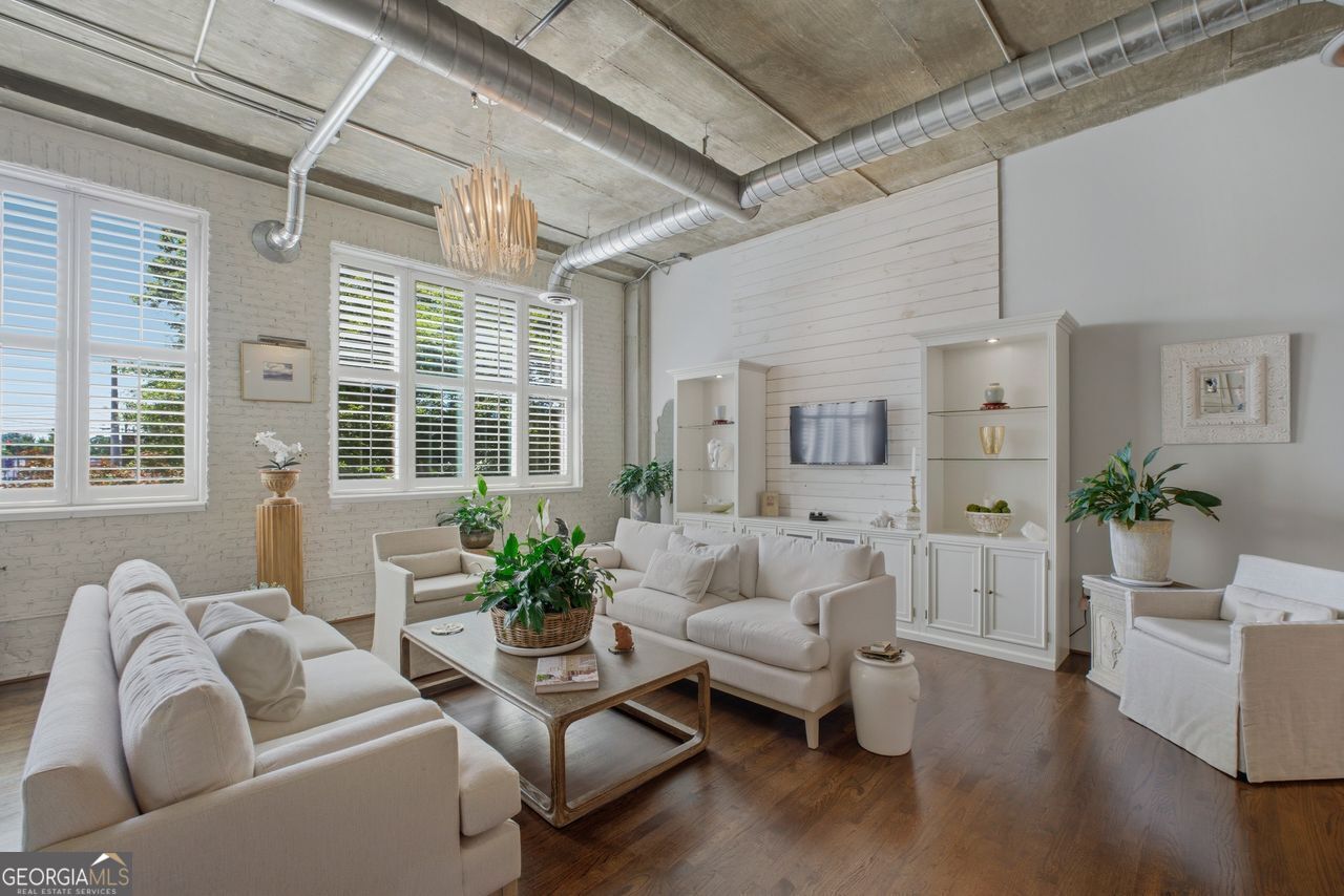 Property Photo: 3235 Roswell Road NE 402 GA 30305