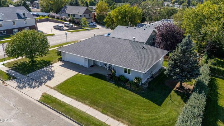 Property Photo:  1096 Turnpike Avenue E  ND 58501 