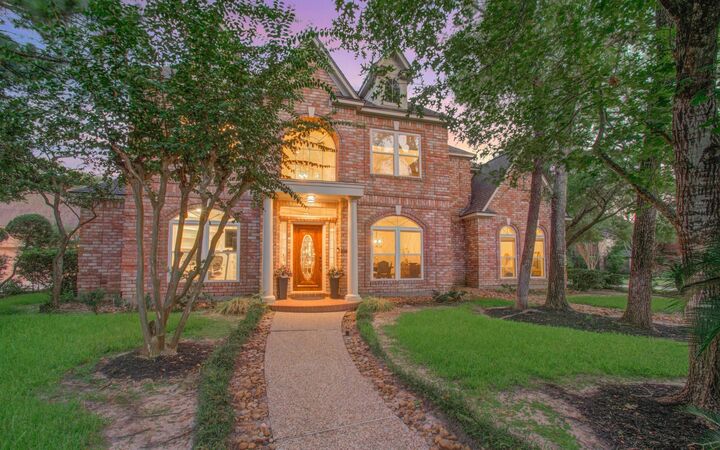 Property Photo: 2 English Glade Court TX 77381