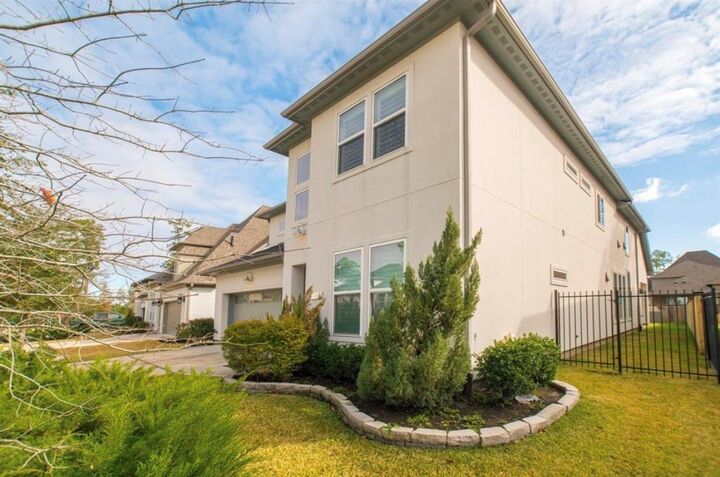 Property Photo: 16 Clearview Terrace Place TX 77375