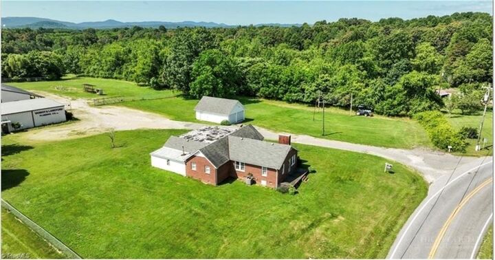 Property Photo:  820 Suncrest Orchard Road  NC 28659 