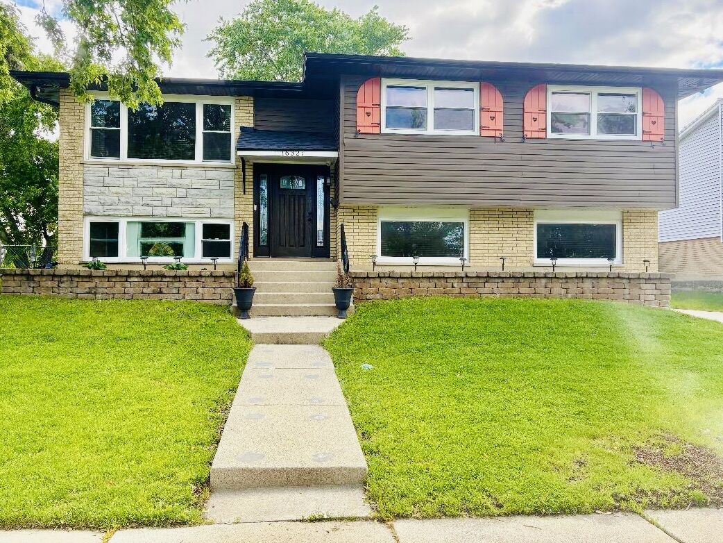 Property Photo:  16327 Olcott Avenue  IL 60477 