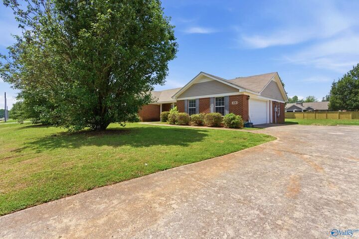 Property Photo:  114 Beaconsfield Drive  AL 35759 