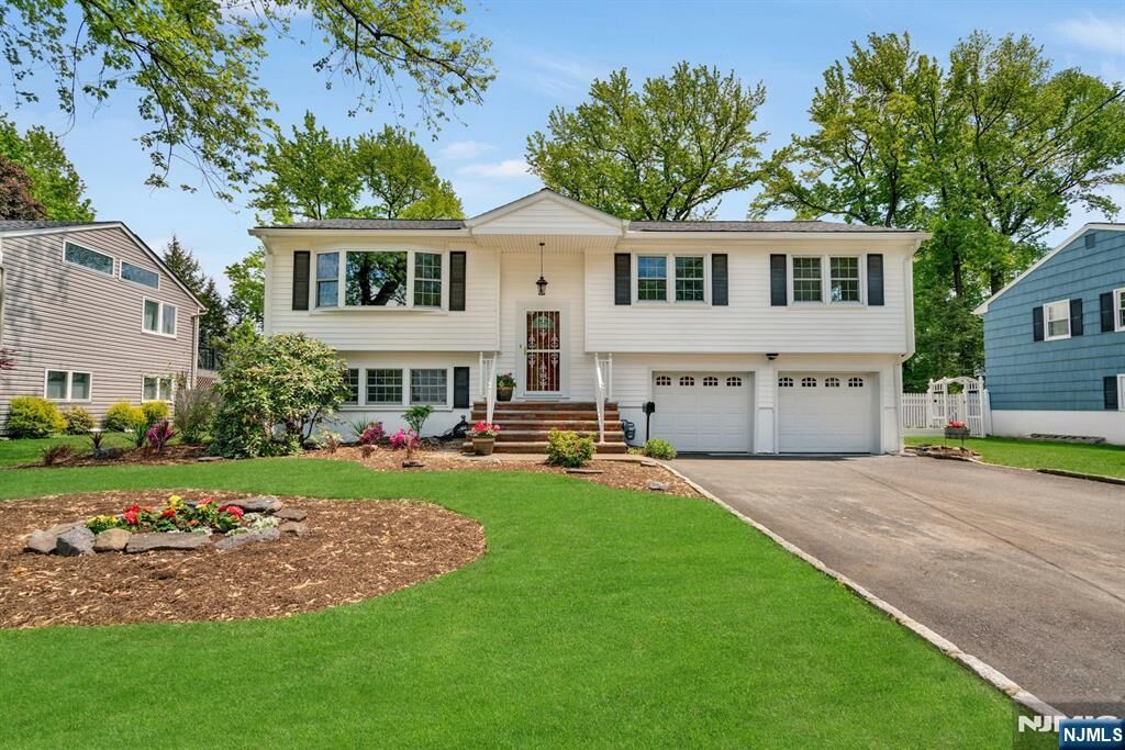 Property Photo:  98 Vassar Drive  NJ 07652 