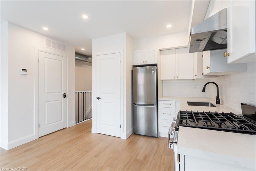 Property Photo:  113 Catharine Street N 2  ON L8R 1J5 
