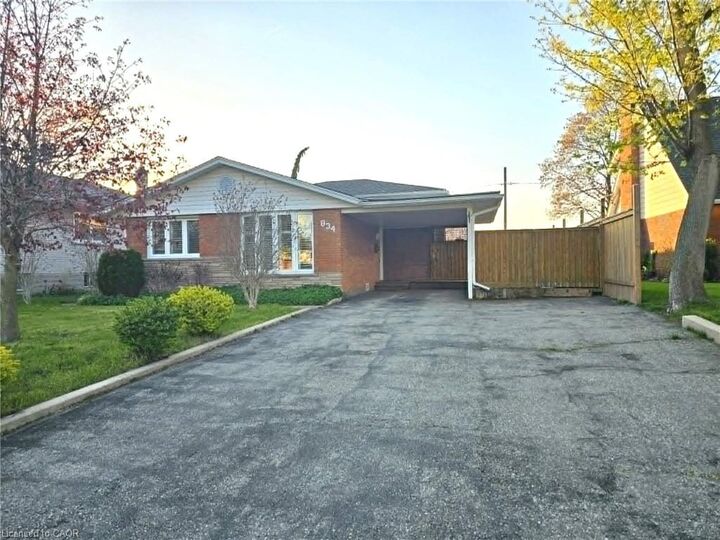 Property Photo:  834 Westminster Drive S Main  ON N3H 1V2 